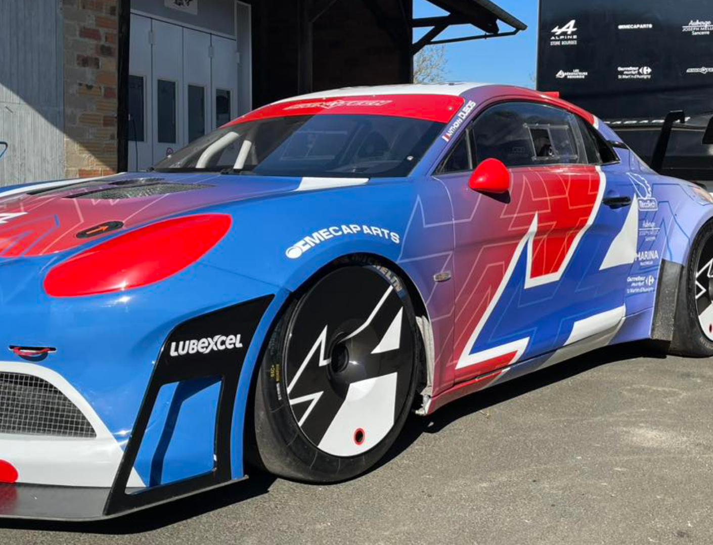 Voiture de rallye numérotée - Adhesive Lab
